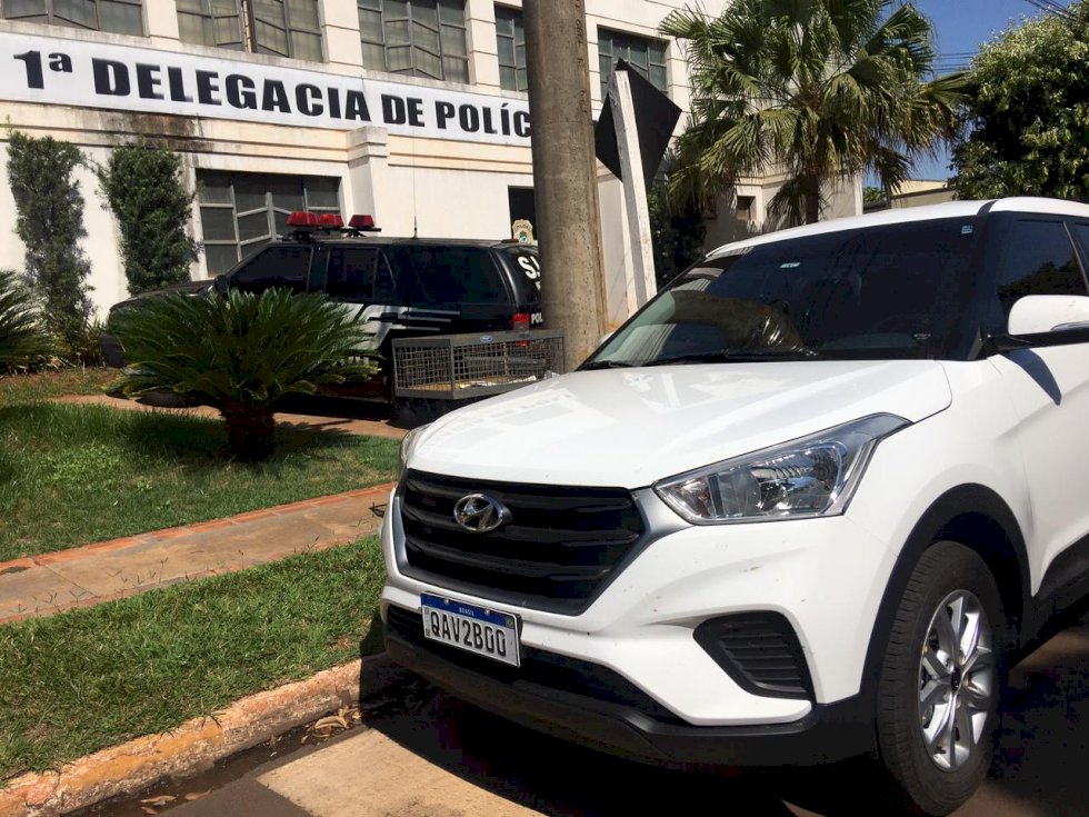 PRF em Casa Verde prende mulher transportando drogas em carro