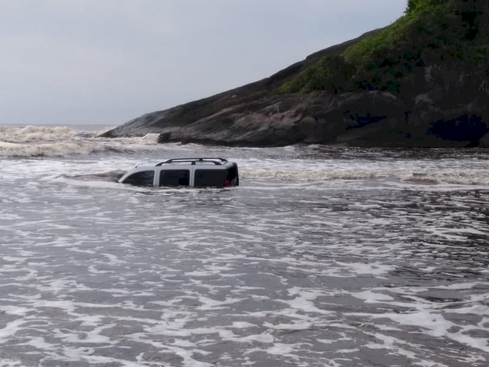 Homem empresta carro a amigo, que atola veículo e o deixa submerso em praia no litoral de SP