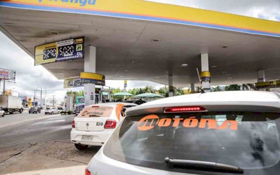 Motoristas de aplicativo abastecem R$ 0,50 exigindo nota durante protesto contra ICMS