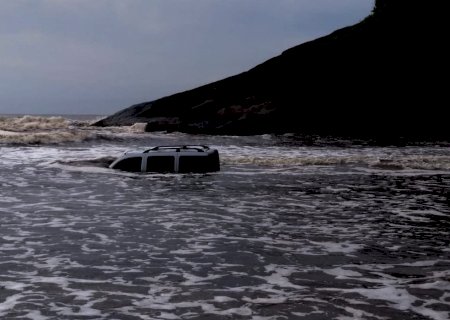 Homem empresta carro a amigo, que atola veículo e o deixa submerso em praia no litoral de SP