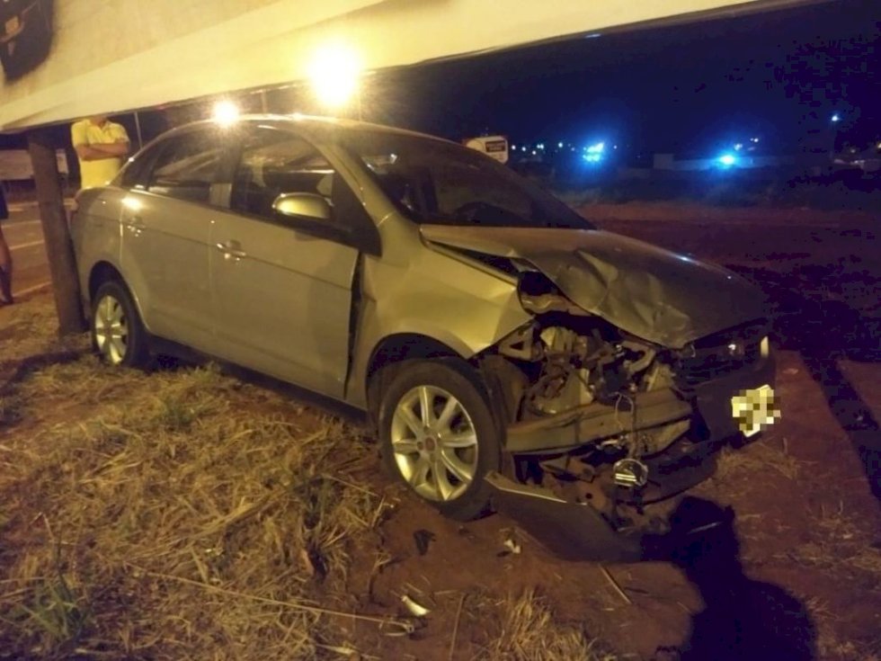 Mulher perde controle do carro em Nova Andradina e bate em outdoor