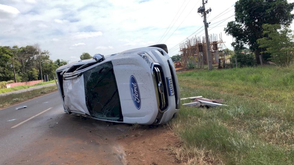 Família de Nova Andradina capota caminhonete durante teste drive