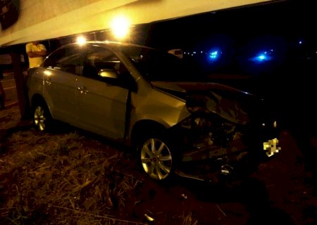 Mulher perde controle do carro em Nova Andradina e bate em outdoor