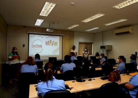 Escolas municipais recebem smartphones para uso nas salas de tecnologia