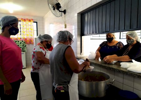 Semec realiza entrega de marmitas para famílias em situação de vulnerabilidade