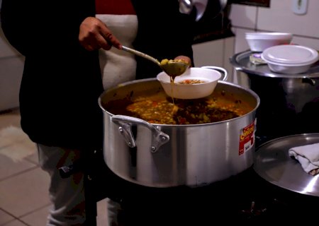 Sopão aquece noites de frio intenso dos moradores de rua em Nova Andradina