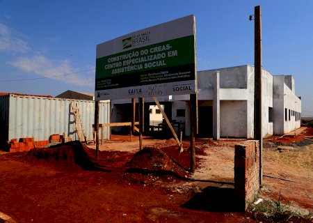 Vice-prefeito Milton Sena visita obras do CREAS com assessor do deputado Dagoberto Nogueira (PDT)