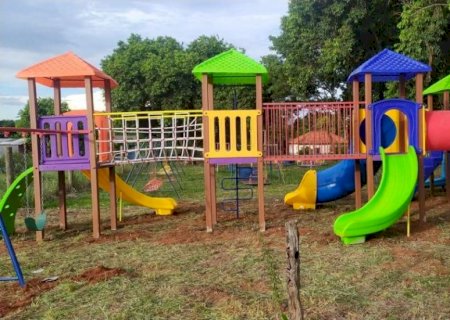 Prefeitura de Nova Andradina faz aquisição e instala parques infantis em 7 creches e 2 escolas rurais