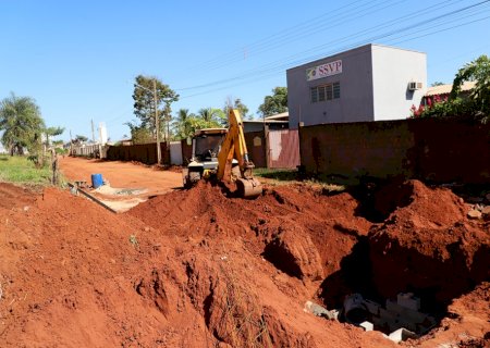 APÓS 40 ANOS DE ESPERA, RUA EM FRENTE AO ASILO RECEBE DRENAGEM E PAVIMENTAÇÃO ASFÁLTICA