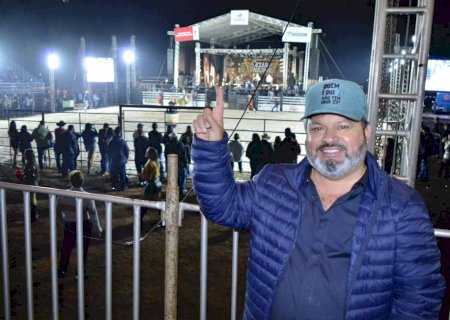 Carlos Bernardo participa do West Fest Rodeio em Ribas do Rio Pardo