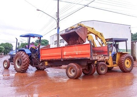 Equipes da Prefeitura realizam força-tarefa para diminuir transtornos ocasionados por alagamento