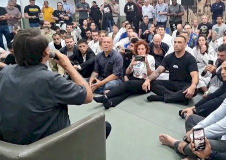 Bolsonaro recebe apoio de grupo de lutadores durante agenda de campanha em São Paulo