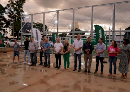 Prefeito realiza entrega de arena esportiva e veículos para município