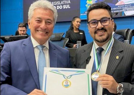 Hashioka entrega medalha do mérito a secretário nacional de juventude do União Brasil