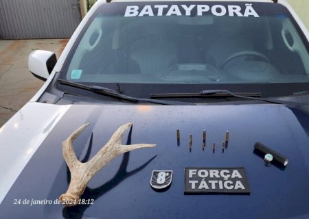 Força Tática e Radiopatrulha do 8º BPM prendem, em Batayporã, homem por posse irregular de arma de fogo de uso permitido.