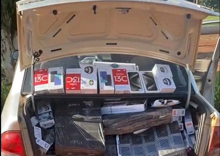 Polícia Militar apreende veículo com 250 pacotes de cigarros e aparelhos eletrônicos.